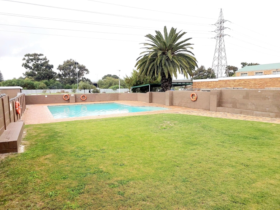 2 Bedroom Property for Sale in Oakglen Western Cape